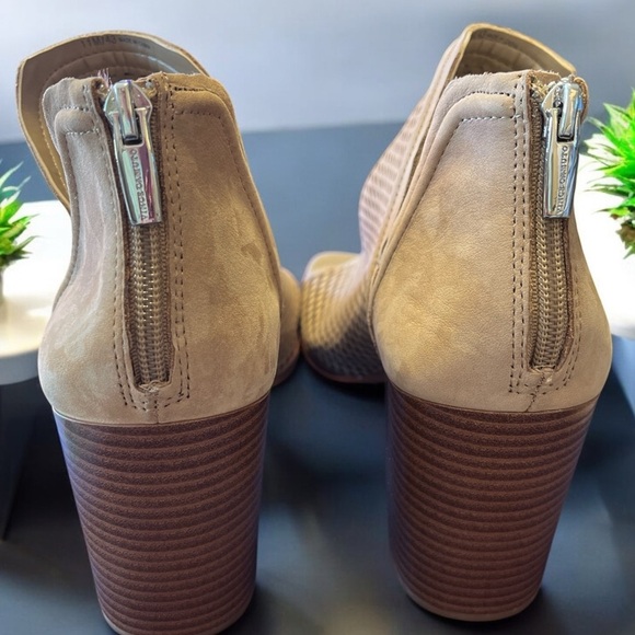 Ladie’s Vince Camuto Open Toe Shooties - Picture 4 of 4